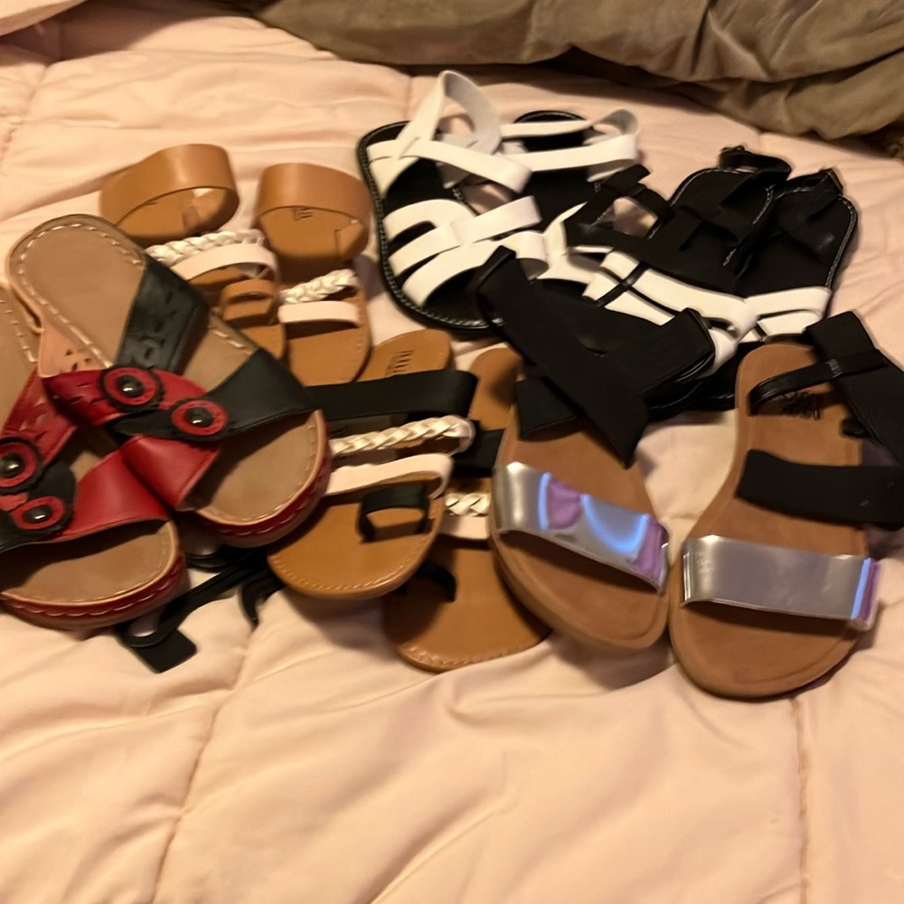 ⭐️⭐️BUNDLE of assorted sandals - Picture 1 of 7